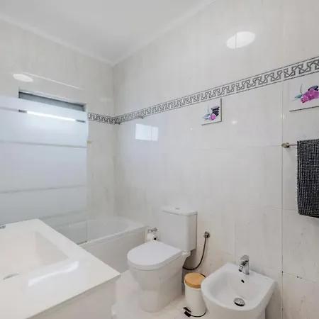 Spacious 4-bedroom With Private Pool Villa Guia (Faro)