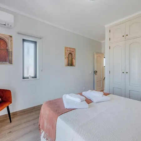 Spacious 4-bedroom With Private Pool וילה *
