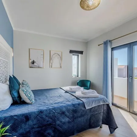 Spacious 4-bedroom With Private Pool גיאה