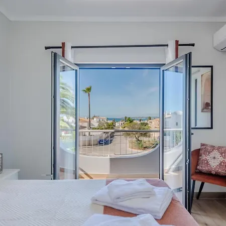 Spacious 4-bedroom With Private Pool * גיאה